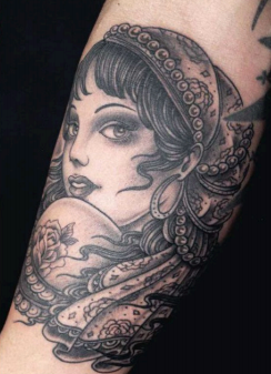 Татуировка на плече женское лицо